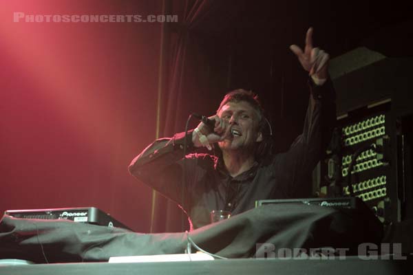 BEZ - 2010-02-06 - PARIS - La Machine (du Moulin Rouge) - 